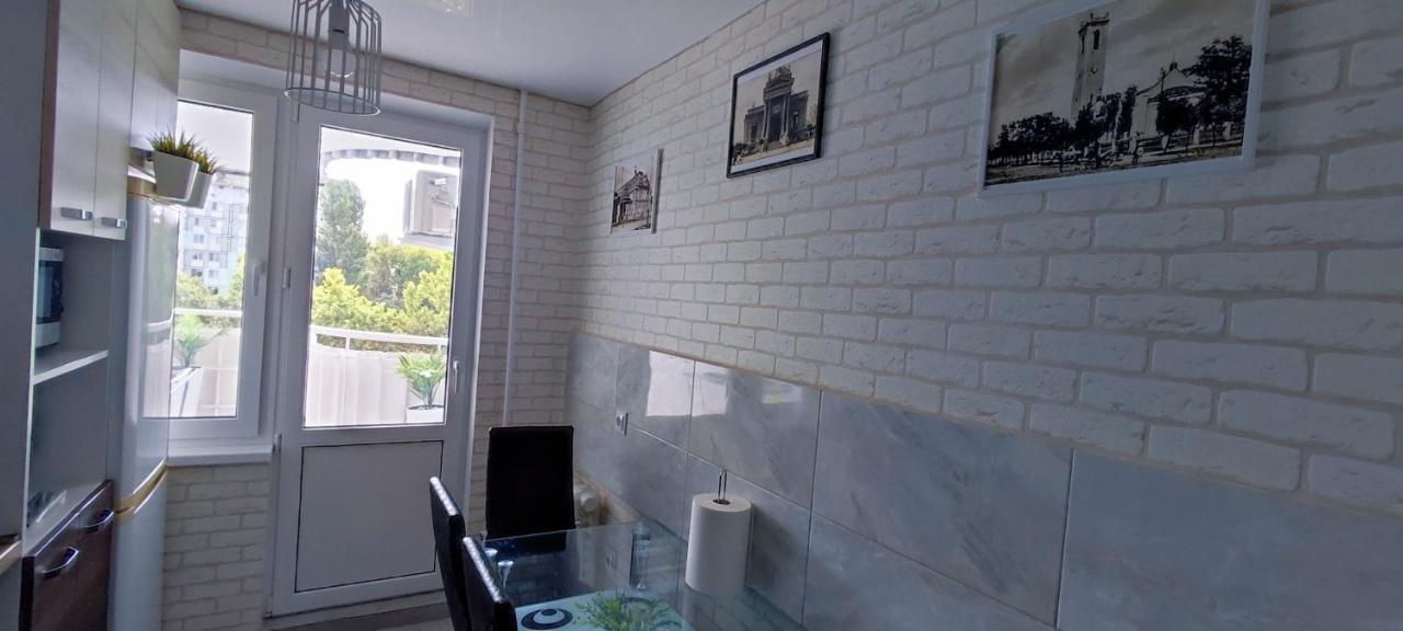 Large Apartment Near The Airport And City Center คีชีเนา ภายนอก รูปภาพ